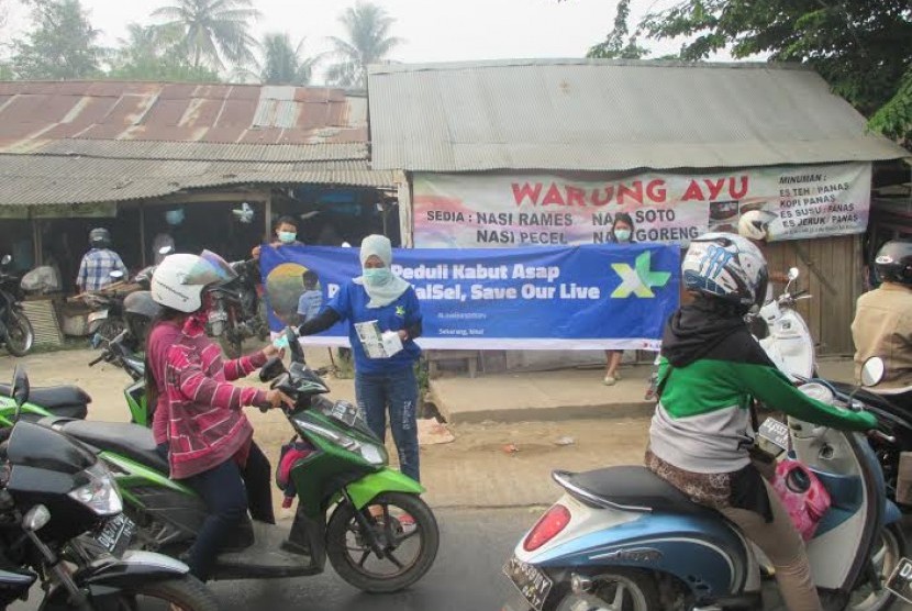 Karyawan XL membagikan masker kepada masyarakat di Banjarbaru, Kalimantan Selatan