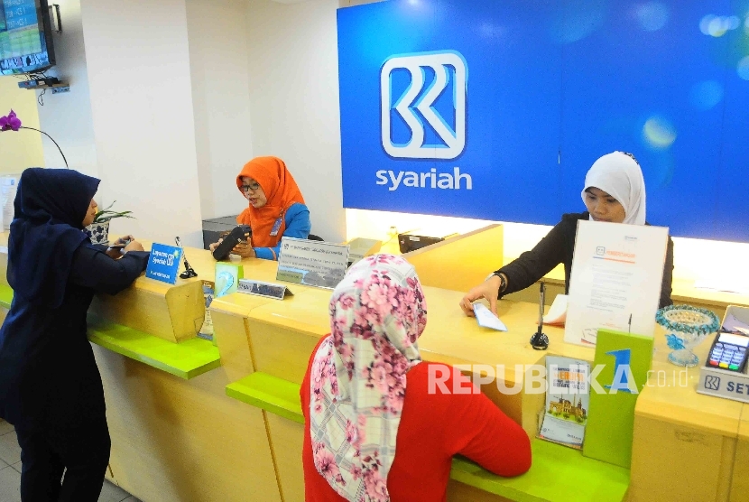  Karyawati melatayani nasabah di Banking Hall Bank BRI Syariah, Jakarta.