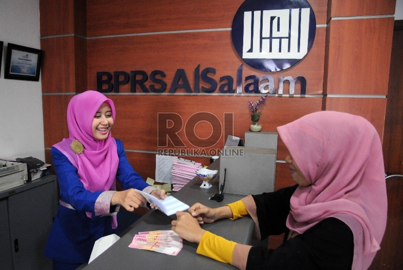 Karyawati melayani nasabah di bank pembiayaan rakyat syariah (BPRS) Al Salaam, Jakarta, Kamis (7/1). (Republika/Agung Supriyanto)