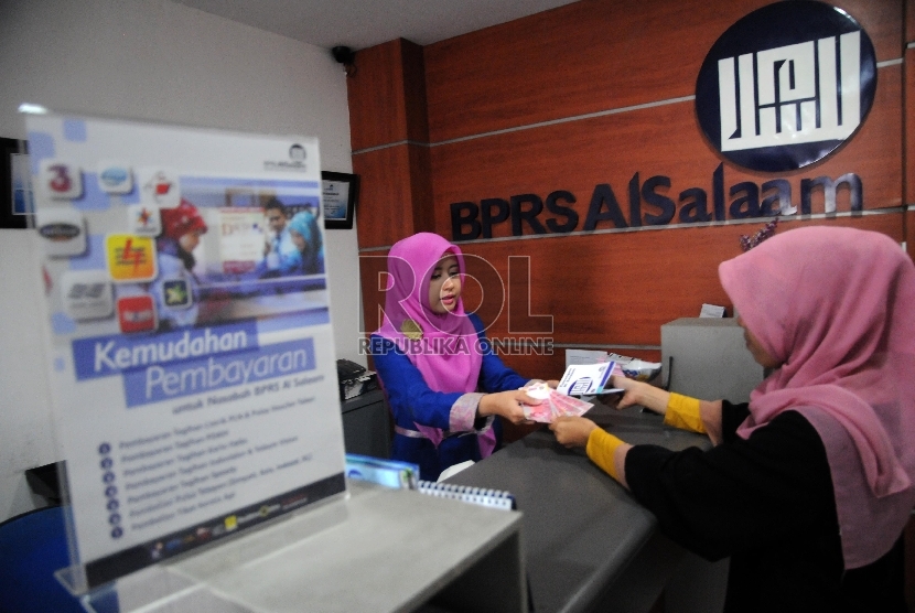 Karyawati melayani nasabah di bank pembiayaan rakyat syariah (BPRS) Al Salaam, Jakarta. (Republika/Agung Supriyanto)