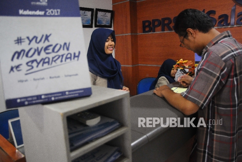 Karyawati melayani nasabah di Bank Pembiayaan Rakyat Syariah (BPRS) Al Salaam, Jakarta, Rabu (22/3).
