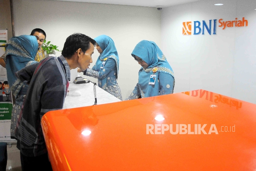 Karyawati melayani nasabah di Banking Hall Bank BNI Syariah, Jakarta.