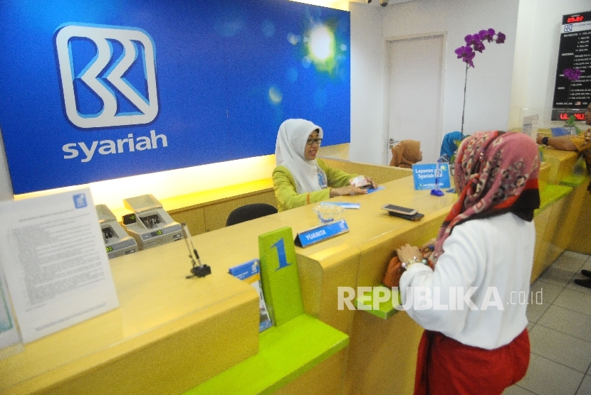  Karyawati melayani nasabah di Banking Hall Bank BRI Syariah, Jakarta, Kamis (9/2). 