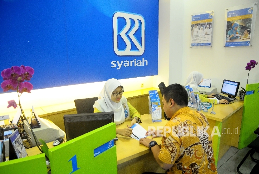  Karyawati melayani nasabah di Banking Hall Bank BRI Syariah, Jakarta (Ilustrasi)