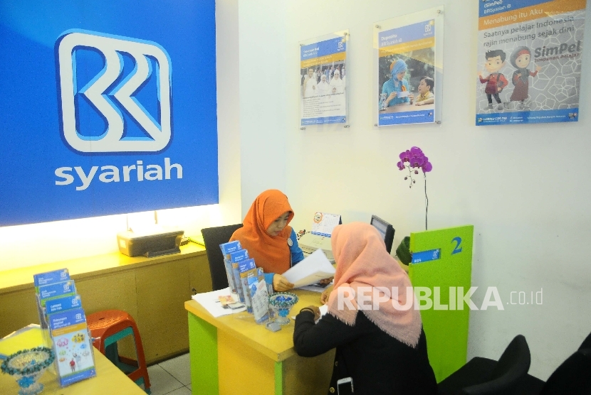  Karyawati melayani nasabah di Banking Hall Bank BRI Syariah, Jakarta, Rabu (17/5)