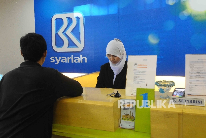 Karyawati melayani nasabah di Banking Hall Bank BRI Syariah, Jakarta Pusat, Senin (18/7). (Republika/Agung Supriyanto)