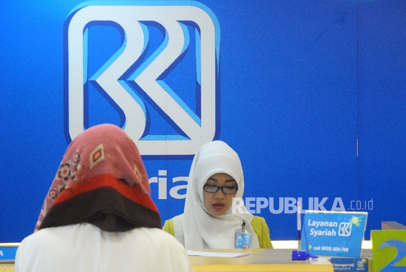 Karyawati melayani nasabah di Bank BRI Syariah. ilustrasi