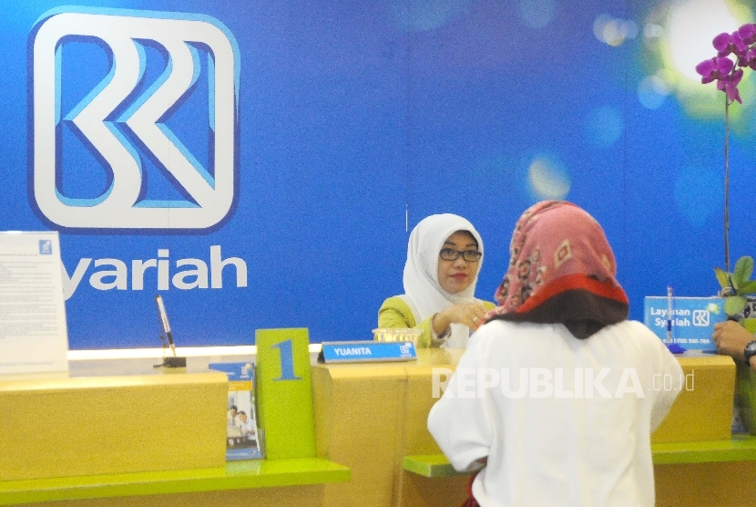 Karyawati melayani nasabah di Banking Hall Bank BRI Syariah, Jakarta. ilustrasi 