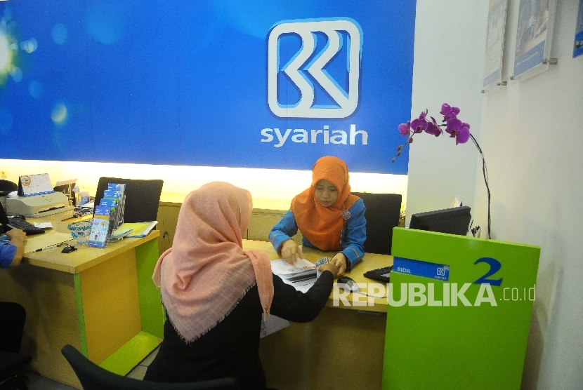 Karyawati melayani nasabah di Banking Hall Bank BRI Syariah, Jakarta, Rabu (17/5). 