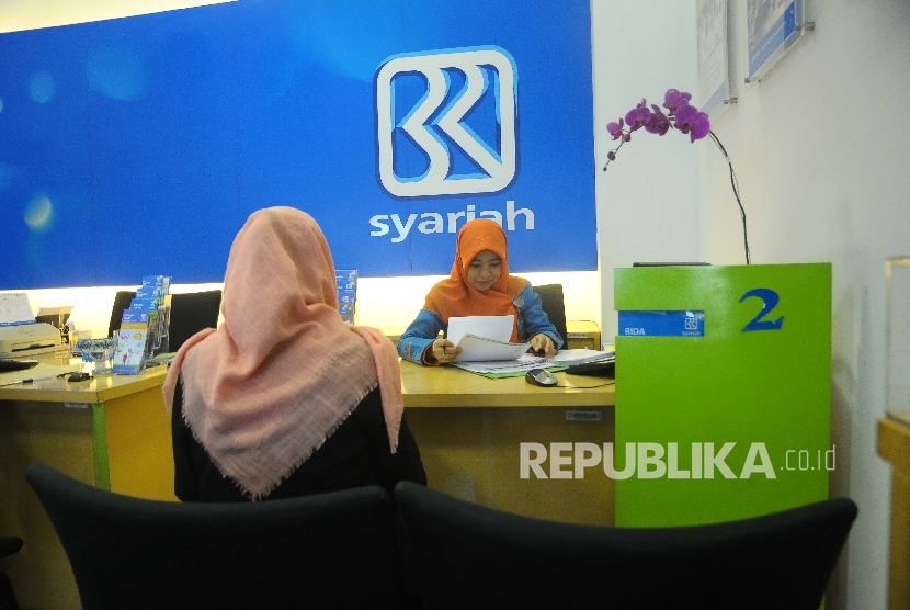 Karyawati melayani nasabah di Banking Hall Bank BRI Syariah, Jakarta, Rabu (17/5).