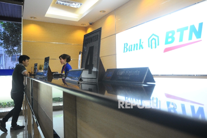  Karyawati melayani nasabah di banking Hall Bank BTN, Jakarta, Kamis (23/3).