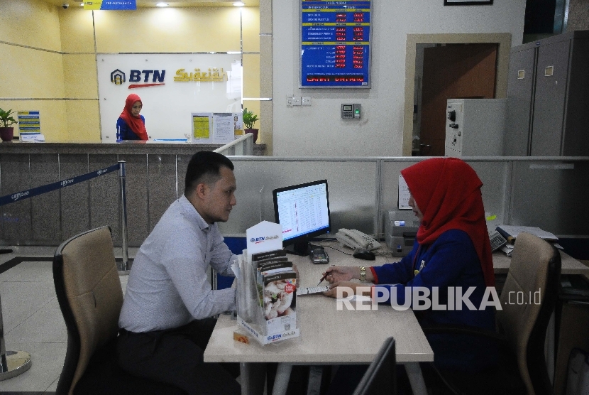 Karyawati melayani nasabah di Banking Hall Bank BTN, Jakarta.