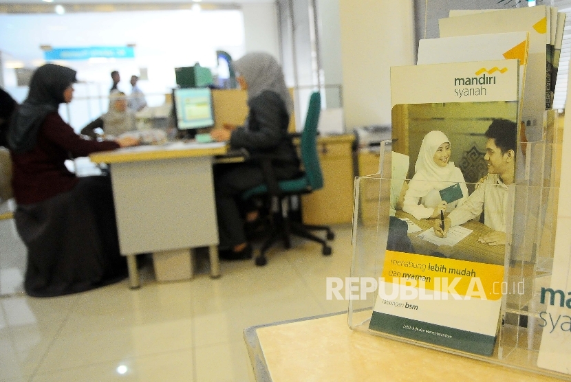 Karyawati melayani nasabah di Banking Hall Bank Mandiri Syariah (BSM), Jakarta (Ilustrasi)