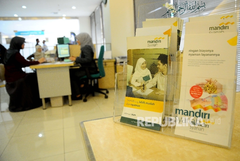Karyawati melayani nasabah di Banking Hall Bank Mandiri Syariah (BSM), Jakarta, Selasa (7/2).