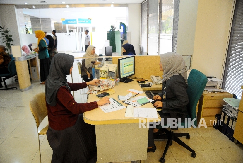 Karyawati melayani nasabah umrah di Banking Hall Bank Mandiri Syariah (BSM), Jakarta (Ilustrasi)