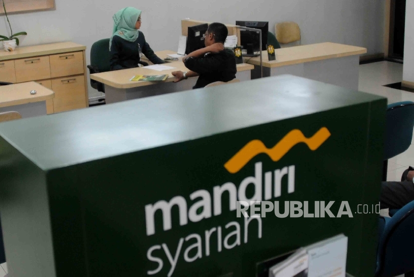  Karyawati melayani nasabah di Banking Hall Bank Syariah Mandiri, Jakarta, Rabu (27/1). 