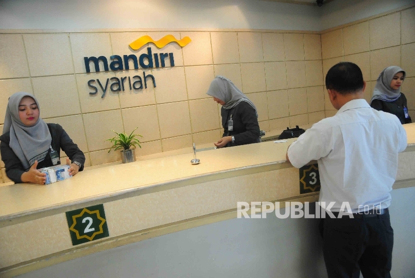  Karyawati melayani nasabah di Banking Hall Bank Syariah Mandiri, Jakarta, Selasa (20/9).