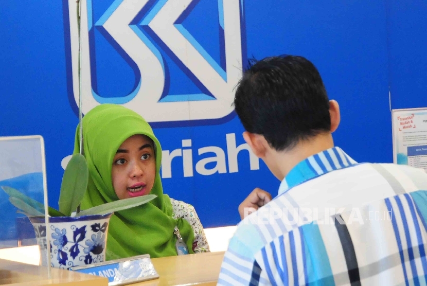 Karyawati melayani nasabah di Banking Hall BRI Syariah, Jakarta, Senin (7/3). 