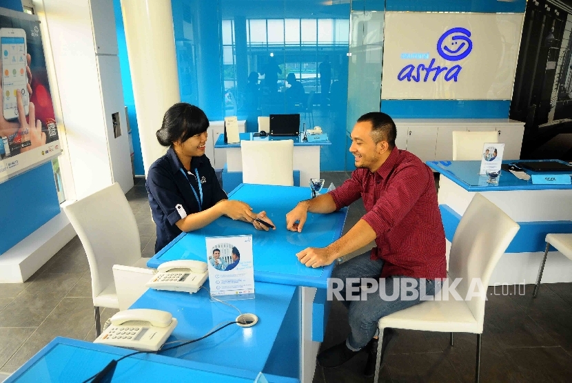  Karyawati melayani nasabah di Gedung Asuransi Astra Buana (Asuransi Astra) di Jakarta, Rabu (19/10).