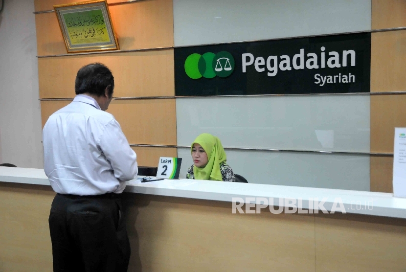  Karyawati melayani nasabah di Kantor Pegadaian Syariah. ilustrasi (Republika/ Agung Supriyanto) 
