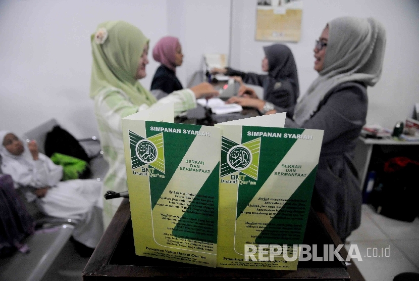 Karyawati melayani nasabah di koprasi simpan pinjam syariah baitul maal wa tamwil (BMT) Daarul Qur'an, Pal Batu, Jakarta, Senin (11/1). 