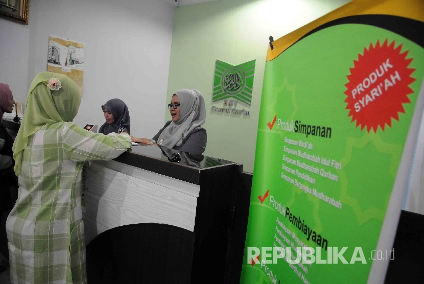 Karyawati melayani nasabah di koprasi simpan pinjam syariah baitul maal wa tamwil (BMT) Daarul Qur'an, Pal Batu, Jakarta, Senin (11/1). 