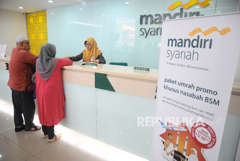  Karyawati melayani nasabah untuk melakukan pelunasan Biaya Penyelenggaraan Ibadah Haji (BPIH) di Banking Hall Bank Syariah mandiri (BSM) Cabang Mayestik, Jakarta, Senin (10/4). 