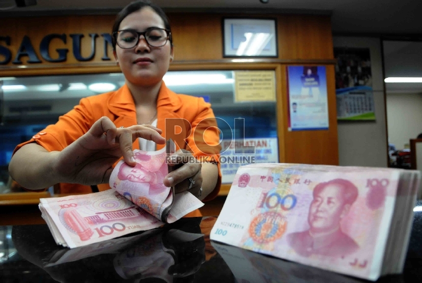  Karyawati menghitung mata uang Yuan di salah satu tempat penukaran valuta asing di Jakarta, Senin (30/11).  (Republika/Agung Supriyanto)