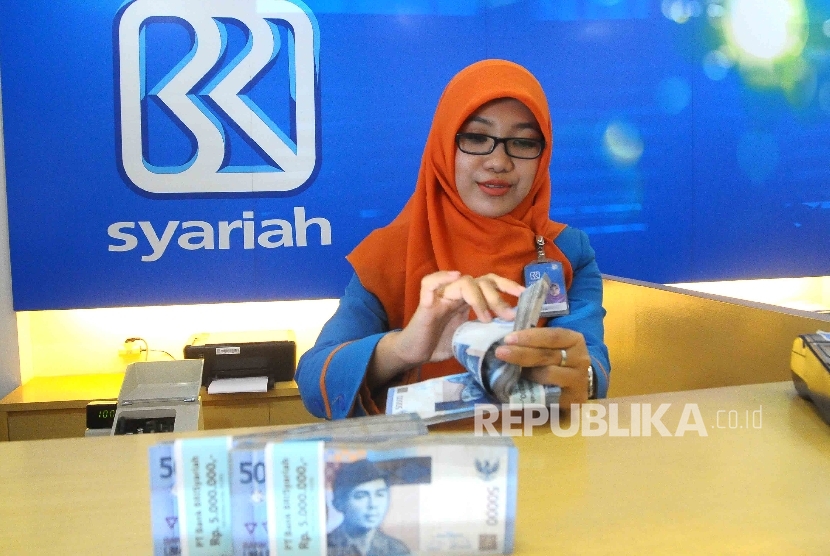 Karyawati menghitung uang di Banking Hall Bank BRI Syariah, Jakarta, Kamis (11/8). (Republika/Agung Supriyanto)