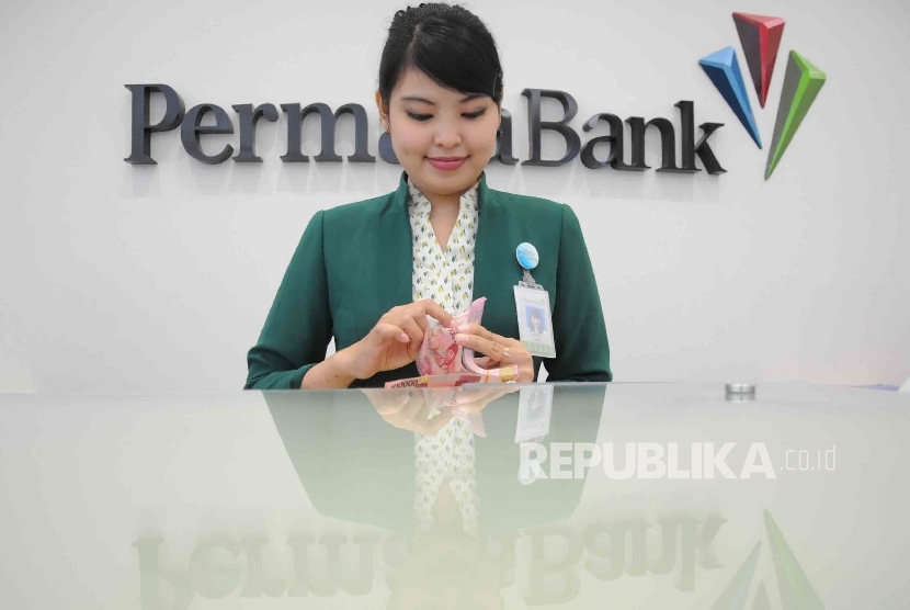 Karyawati menghitung uang di Banking Hall Bank Permata di Jakarta (ilustrasi). 