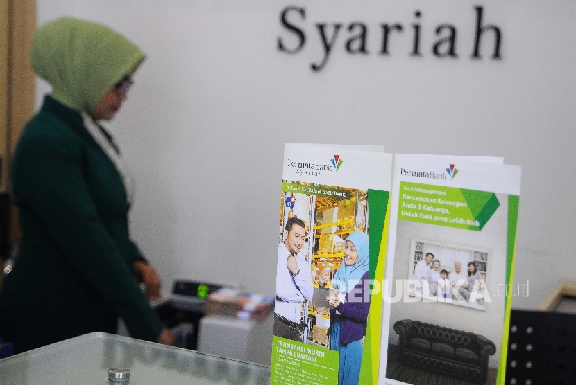 Karyawati menghitung uang di Banking hall Bank Permata Syariah, Jakarta, Selasa (14/3).