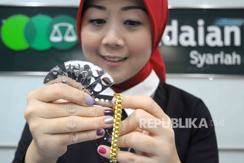  Karyawati mengunakan metmess mengecek ukuran berlian di Pegadian Syariah, Jakarta, Kamis (4/2).