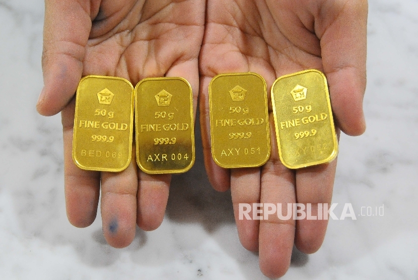  Karyawati menunjukan emas batangan (ilustrasi). Emas dunia hari ini diperkirakan bergerak direntang 1.901,30 dolar AS per troy ons-1.938,36 dolar AS per troy ons.