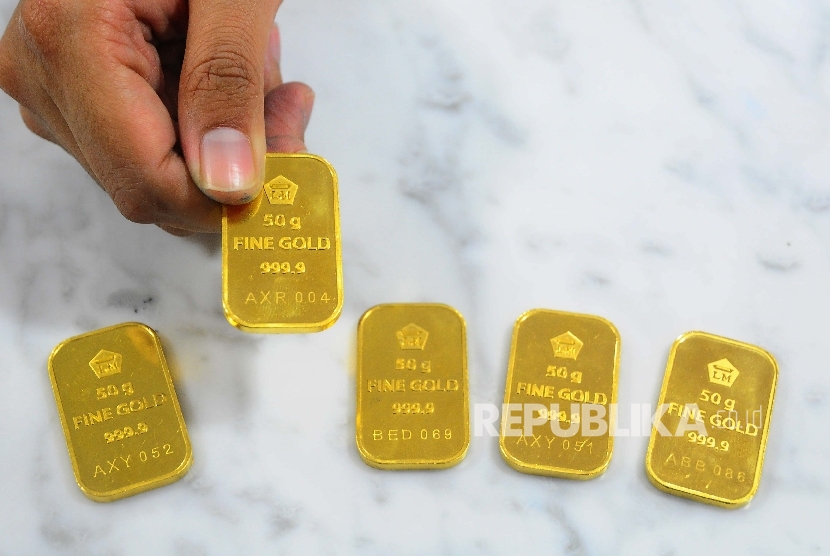 Karyawati menunjukan emas batangan (ilustrasi). Harga emas dunia diperkirakan akan bergerak turun pada perdagangan Selasa (24/1/2023). Emas dunia hari ini diperkirakan bergerak direntang 1.918 dolar AS per troy ons-1.933 dolar AS per troy ons.