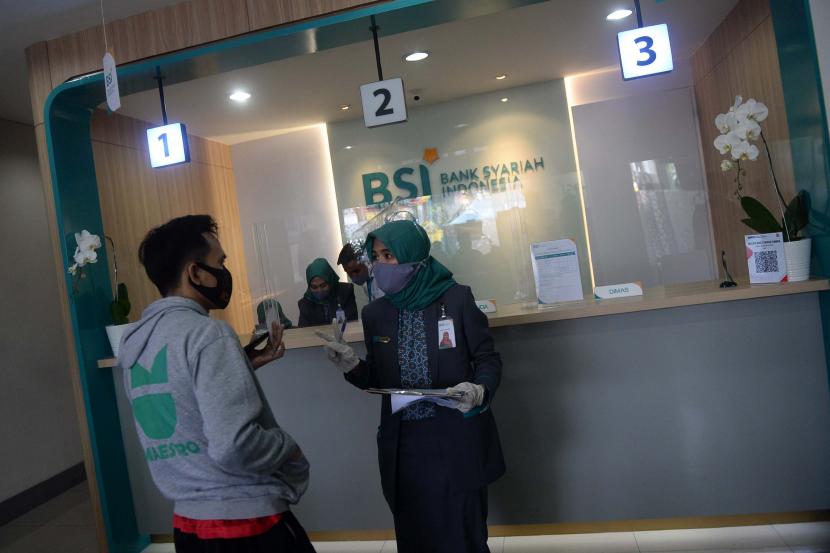  Calon Haji Diharap Diberi Edukasi Soal Merger Bank Syariah. Foto:    Karyawan mendata nasabah yang melakukan pergantian kartu dan buku tabungan di Outlet Bank Syariah Indonesia (BSI) KC Jakarta Barat.