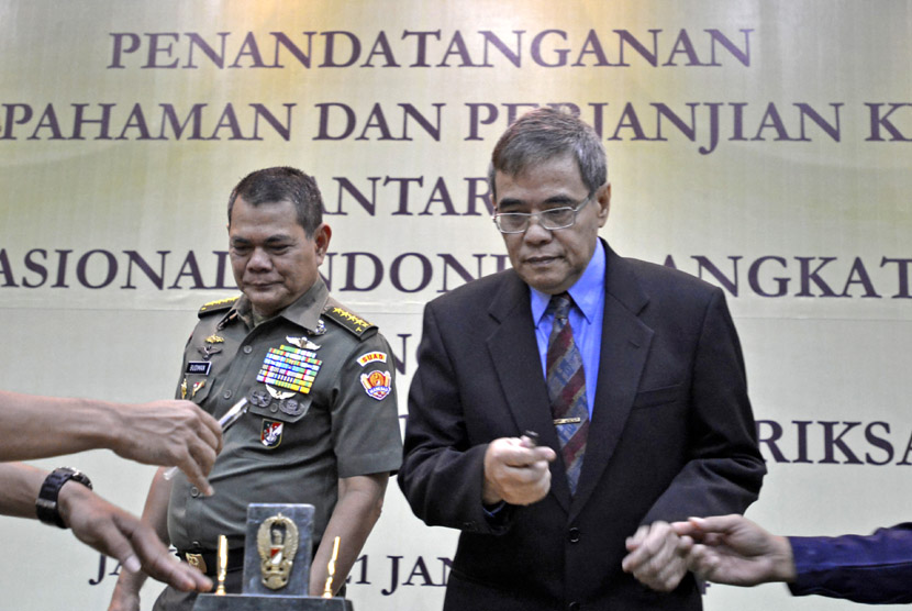 Kasad Jenderal TNI Budiman (kiri) bersama Kepala LAPAN Bambang Tejasukmana bersiap menandatangani nota kesepahaman dan perjanjian kerjasama di Mabes TNI AD, Jakarta, Selasa (21/1). 