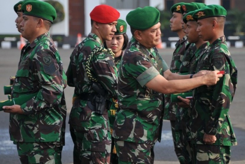 Kasad Jenderal TNI Budiman memberikan Kenaikan Pangkat Luar Biasa kepada prajurit TNI AD, Jumat (25/10)