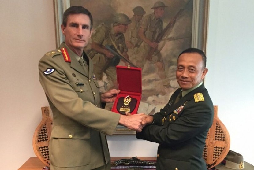 KASAD Jenderal TNI Mulyono dan Kepala Staf Angkatan Darat Australia, Letnan Jenderal Angus Campbell dalam pertemuan di Canberra. 