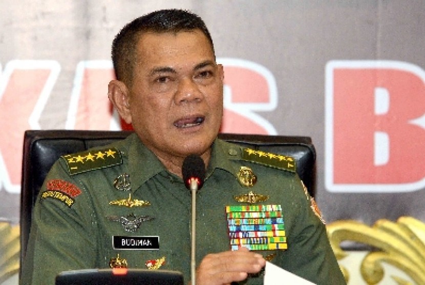 Kasad TNI Jenderal Budiman melakukan Teleconference antara KASAD dengan 14 Kodam dan 1 Makostrad di seluruh Indonesia di Mabes AD, Jakarta Pusat, Ahad (6/4). 