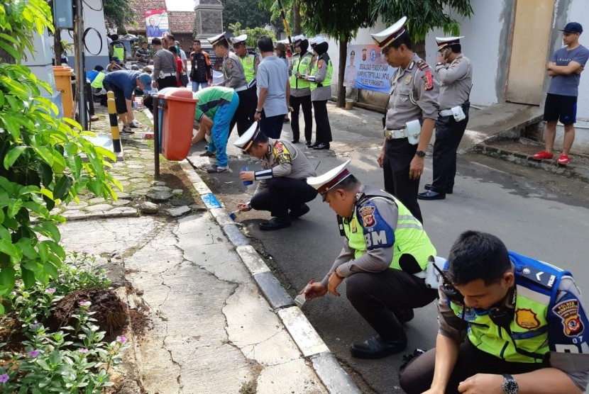 Kasat Lantas Polres Purwakarta AKP Ricky Adipratama, memimpin pengecatan trotoar Perum Oesman Singawinata, di Keluraham Nagri Kaler, Kecamatan/Kabupaten Purwakarta, Sabtu (1/12).  Perum ini, ditunjuk sebagai wilayah percontohan kampung tertib berlalulintas. 