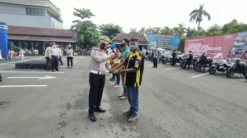 Kasat Lantas Polresta Banyumas Kompol Ari Prayitno meluncurkan Komunitas Motor Standar Banyumas di Mako Satlantas Polresta Banyumas, Ahad (13/3/22).