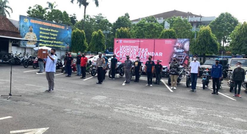Kasat Lantas Polresta Banyumas Kompol Ari Prayitno meluncurkan Komunitas Motor Standar Banyumas di Mako Satlantas Polresta Banyumas, Ahad (13/3/22). (