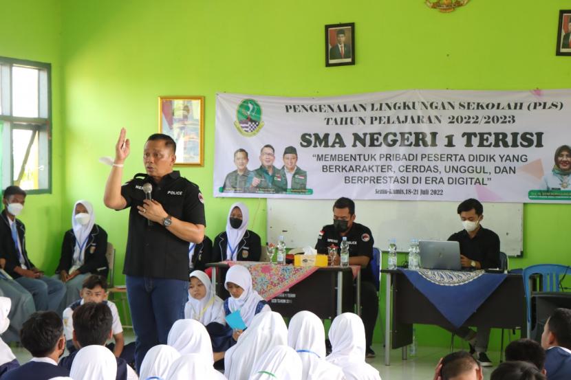 Kasat Narkoba Polres Indramayu, AKP Hery Nurcahyo memberikan sosialisasi tentang bahaya narkoba kepada para siswa baru di SMAN 1 Terisi Kabupaten Indramayu, Selasa (19/7/2022).