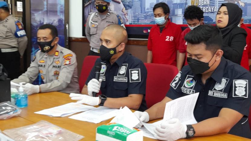 Kasat Narkoba Polres Metro Jakarta Pusat Kompol Indrawienny (tengah) memberikan penjelasan saat ungkap kasus narkoba di Markas Polres Metro Jakarta Pusat. Polres Metro Jakarta Pusat menggagalkan peredaran 20,9 kg sabu jaringan Asia Tenggara