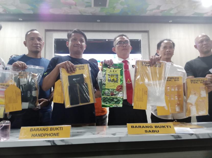 Kasat Narkoba Polrestabes Bandung Fauzan Syahrir menyampaikan keterangan pers tentang pengedar sabu yang diamankan dengan membawa 1,5 kilogram sabu, Rabu (21/12/2022). 