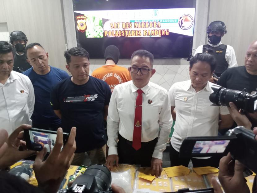Kasat Narkoba Polrestabes Bandung Fauzan Syahrir menyampaikan keterangan pers tentang pengedar sabu yang diamankan dengan membawa 1,5 kilogram sabu, Rabu (21/12/2022).