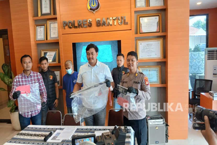 Kasat Reskrim Polres Bantul, Iqbal Satya Bimantara, menunjukkan barang bukti pembunuhan AP terhadap istrinya sendiri W pada jumpa pers di Kantor Polres Bantul, Selasa (4/2/2025).