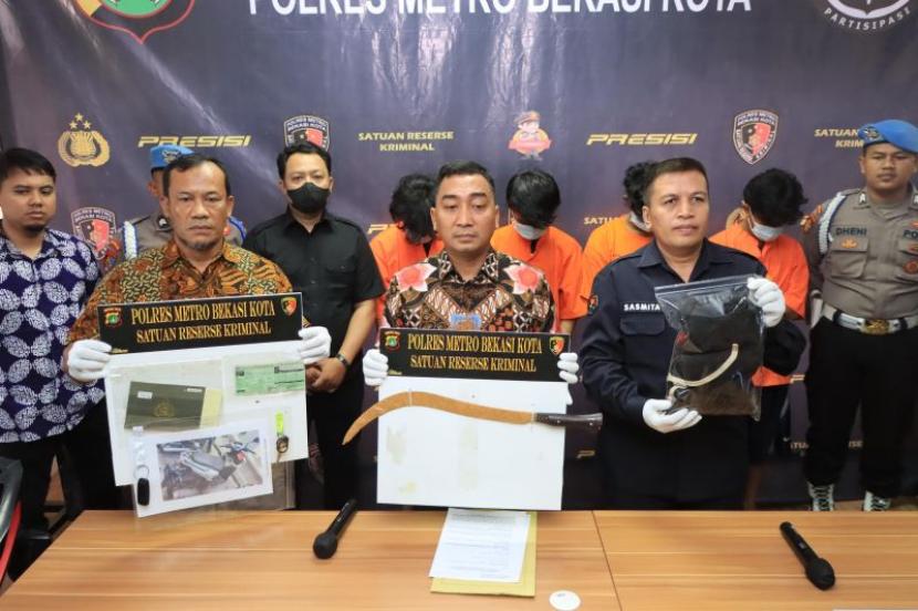 Kasat Reskrim Polres Metro Bekasi, AKBP Muhammad Firdaus menjelaskan peran empat tersangka kasus pencurian dengan kekerasan.