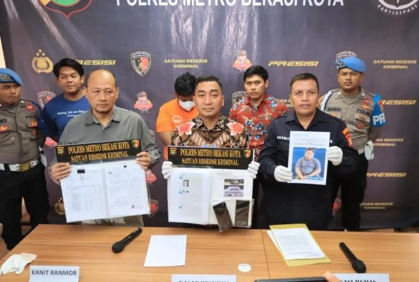 Kasat Reskrim Polres Metro Bekasi, AKBP Muhammad Firdaus (tengah) merilis kasus penipuan mobil eks taksi PT Deka Reset.