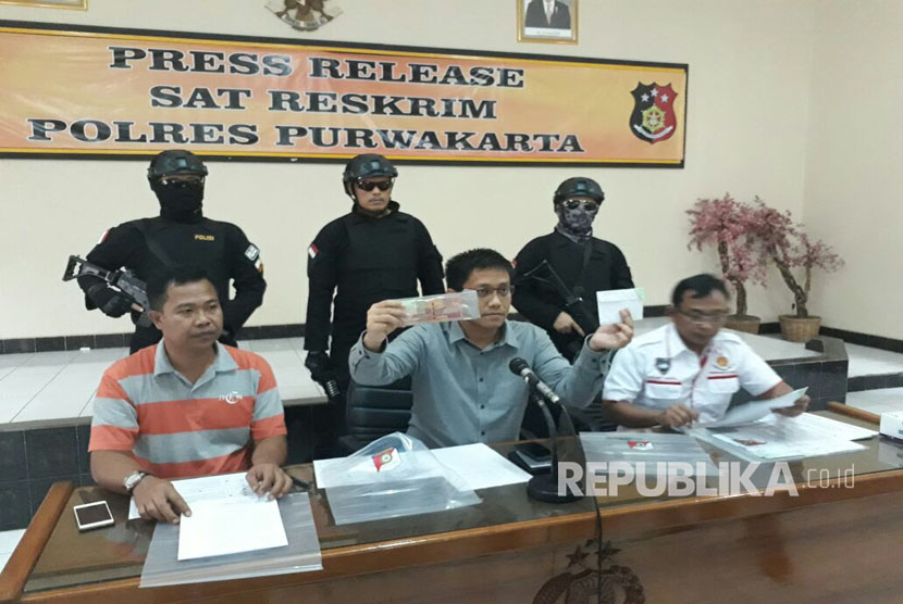 Kasat Reskrim Polres Purwakarta, AKP Agta Bhuwana Putra (tengah) gelar jumpa pers. (Ilustrasi)